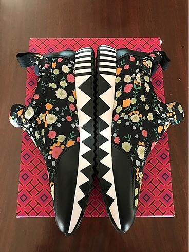 41 Beden Tory Burch sneakers 41 numara kusursuz.