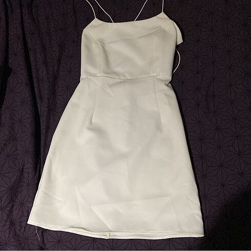 Beyaz sırtı bağlamalı mini elbise