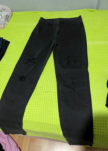 Siyah Yırtık Detaylı Kadın Denim Pantolon