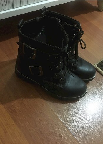 Siyah Deri Tokalı Yüksek Topuklu Punk Bot 33 numara