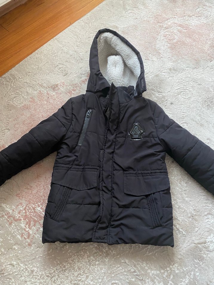 Erkek Çocuk Siyah Kürklü Kapüşonlu Mont - Görsel 2