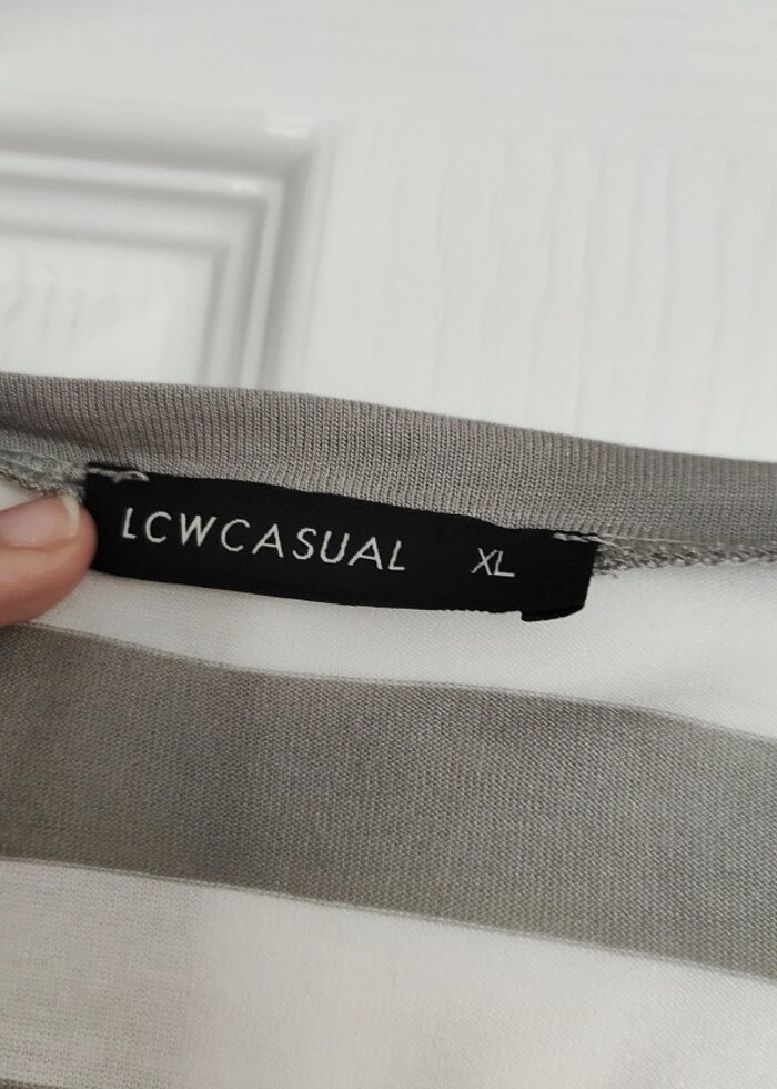 Gri Beyaz Çizgili Desenli Tişört  - Görsel 2