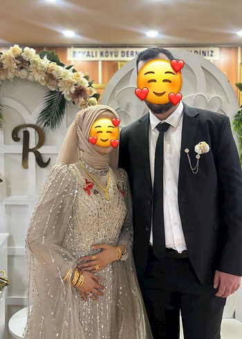 Abiye Uzun Kol, Yüksek Yakalı bej rengi pullu nişan elbisesi
