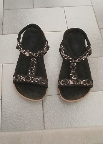Toka detaylı kahverengi yılan desenli dolgu topuklu sandalet