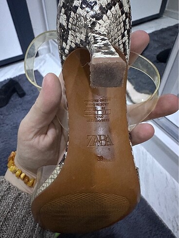 39 Beden ZARA TOPUKLU SANDALET