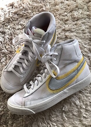 Nike CZ8105-100 Blazer Mid Vintage 77 