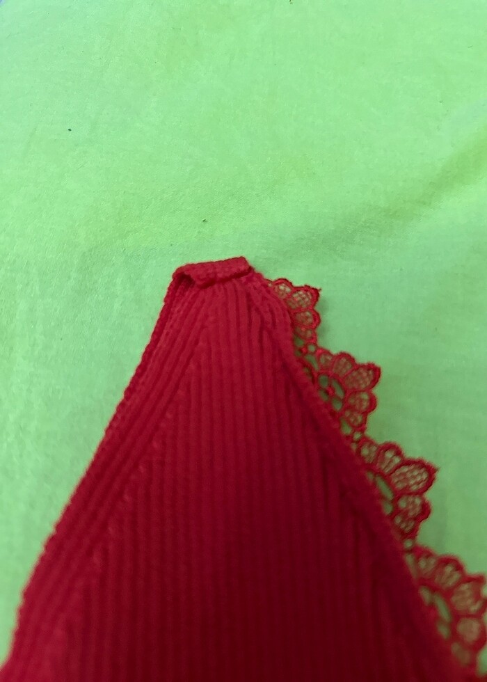 Kırmızı askılı bluz - Görsel 3