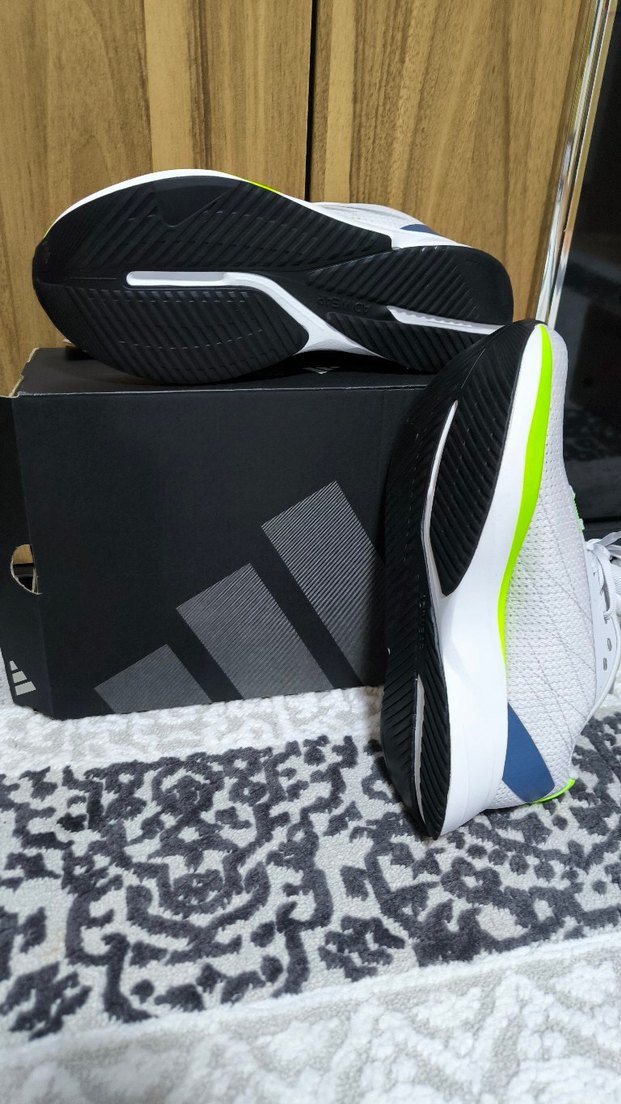 Adidas Neon Detaylı Koşu Ayakkabısı, hiç kullanılmadı — görsel 2/3