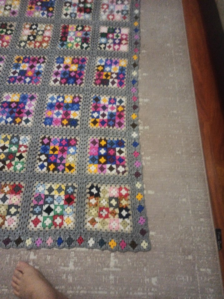 Çok Renkli Desenli Gri Örgü Battaniye - Görsel 4