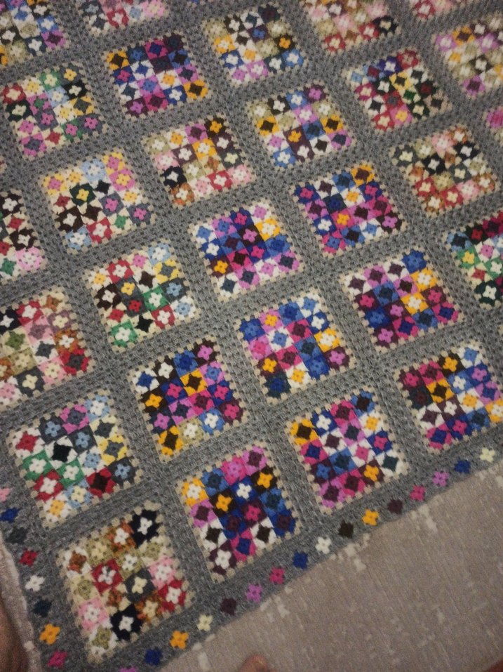 Çok Renkli Desenli Gri Örgü Battaniye - Görsel 5