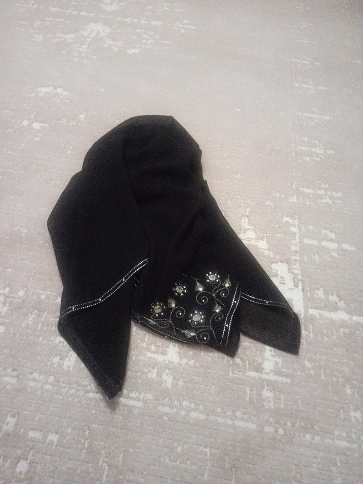 Siyah Payetli Gotik Kadın Fular - Görsel 2