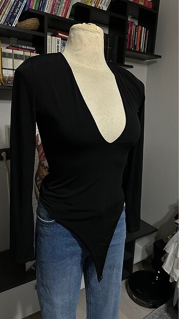 Derin göğüs dekolteli bodysuit