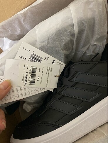 Adidas Etiketli