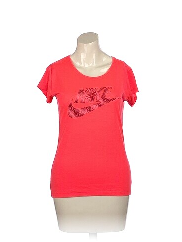 Nike T-shirt %70 İndirimli.