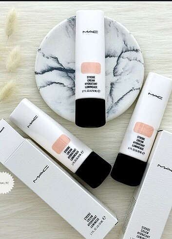 MAC AYDINLATICI VE NEMLENDİRİCİ KREM PİNK