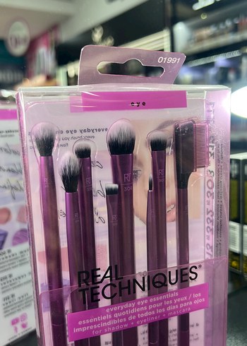 Real Techniques Real Techniques 8 Parça Mor Göz Fırçası Seti