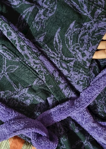 Mor Batik Desenli Kadife Bornoz - Görsel 4