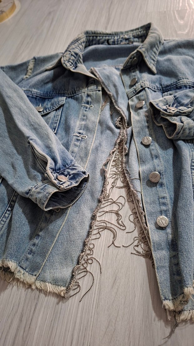 arkası zincir detaylı v şeklinde açık Kadın Denim Ceket - Görsel 3