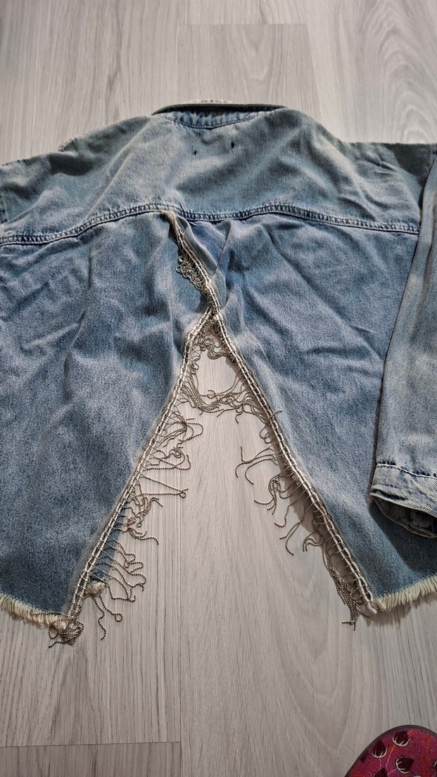 arkası zincir detaylı v şeklinde açık Kadın Denim Ceket - Görsel 2