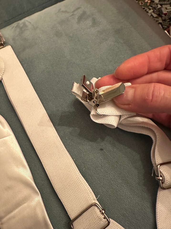 Beyaz ve Siyah Klasik Erkek Askıları ve Kravatlar - Görsel 4