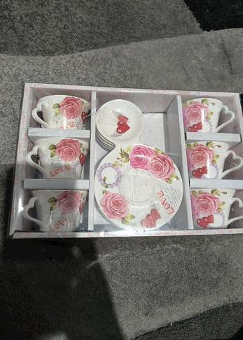 Gül Desenli 6'lı Beyaz Fincan ve Tabak Seti - Görsel 2