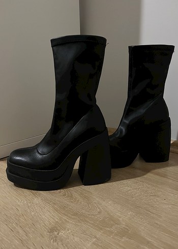 35,5 Beden siyah Renk Kadın Siyah Platform Topuklu Gotik Lastik Bot Bershka