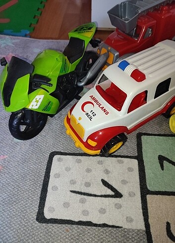 Oyuncak araba ambulans telefon