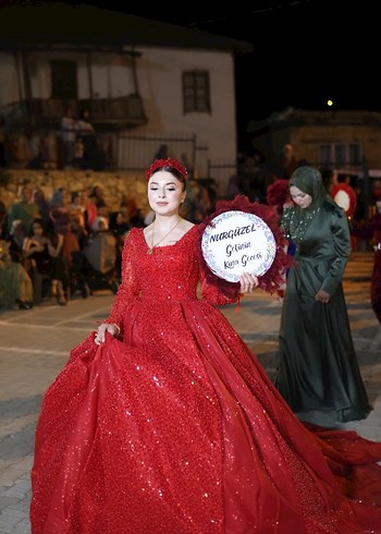 Payet İşlemeli Kırmızı V Yaka Uzun Abiye - Görsel 3