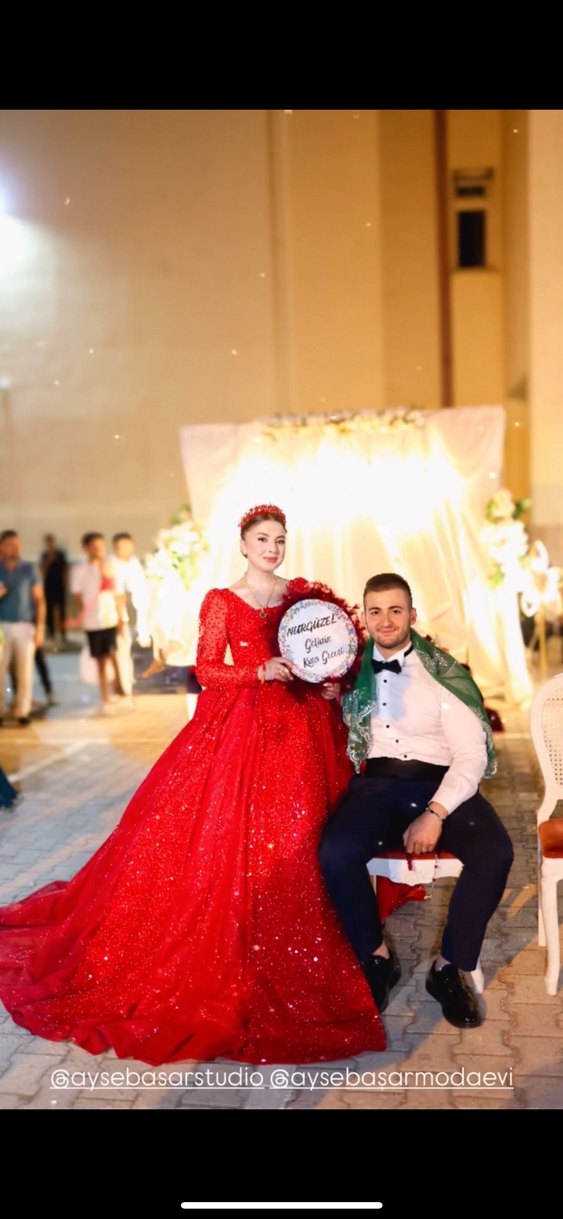 Payet İşlemeli Kırmızı V Yaka Uzun Abiye - Görsel 4