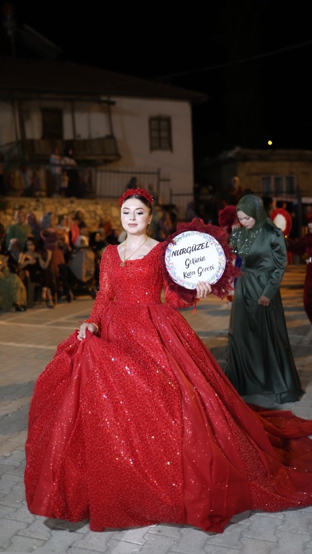 Payet İşlemeli Kırmızı V Yaka Uzun Abiye - Görsel 3