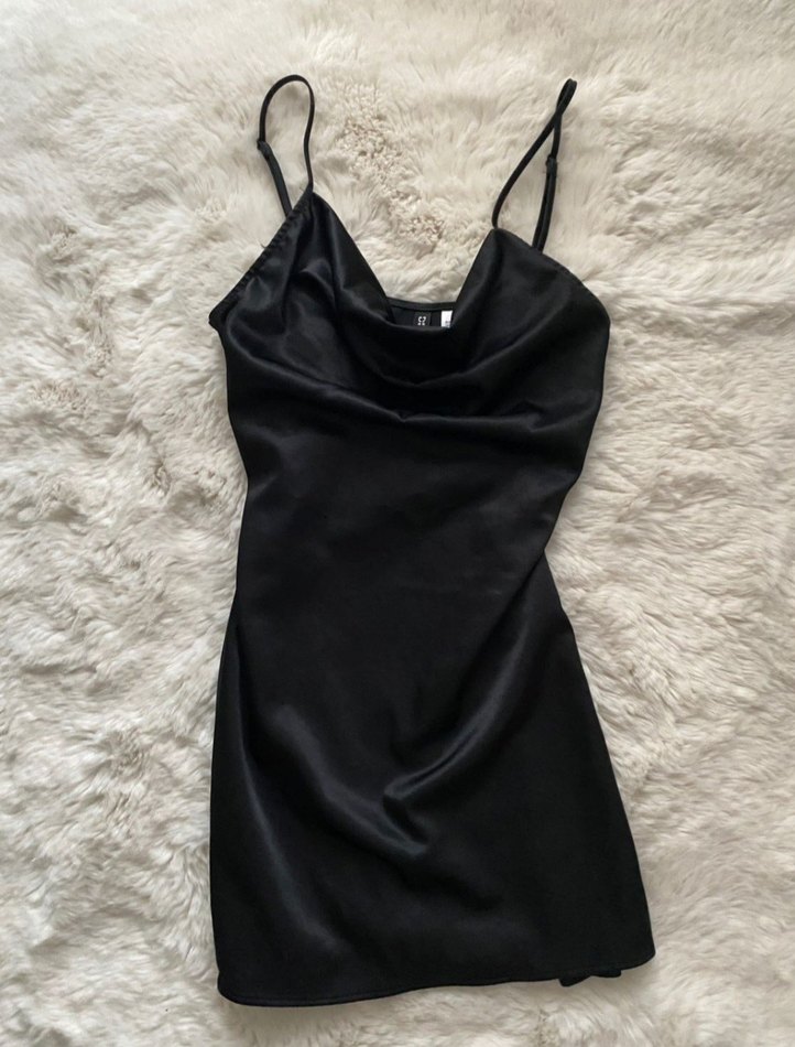 Siyah Saten V Yakalı Mini Elbise - Görsel 2