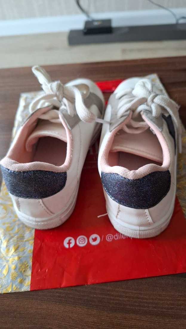 Nakışlı Beyaz kız çocuk spor ayakkabı - Görsel 3