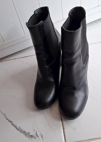 Siyah Deri Tokalı Kadın Bot - Görsel 2