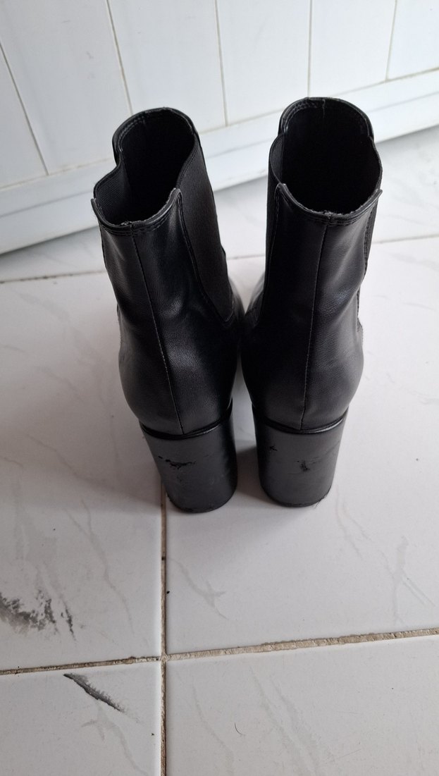 Siyah Deri Tokalı Kadın Bot - Görsel 3