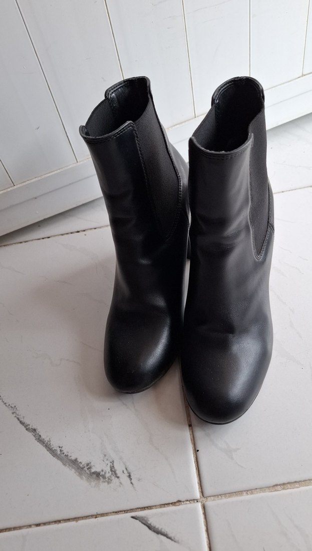 Siyah Deri Tokalı Kadın Bot - Görsel 2