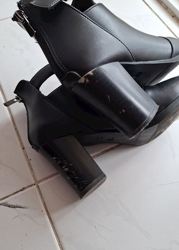 Tokalı Siyah Deri Kadın Bot - Görsel 4