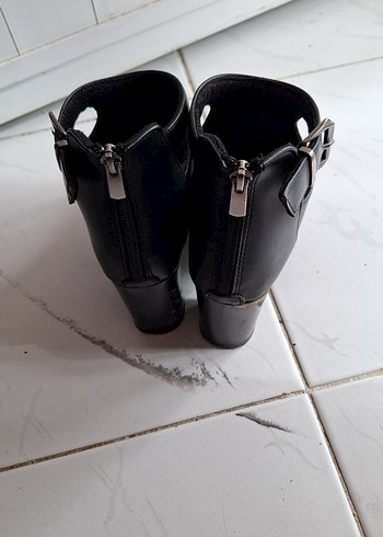 Tokalı Siyah Deri Kadın Bot - Görsel 2