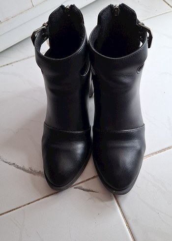 Tokalı Siyah Deri Kadın Bot - Görsel 3