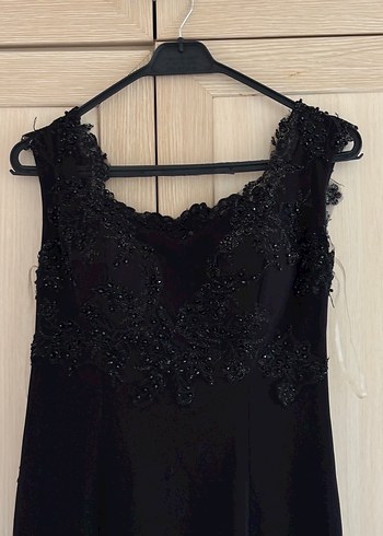 Siyah Nakışlı V Yakalı Uzun Kadın Elbise - Görsel 5