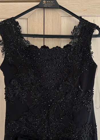 Siyah Nakışlı V Yakalı Uzun Kadın Elbise - Görsel 6