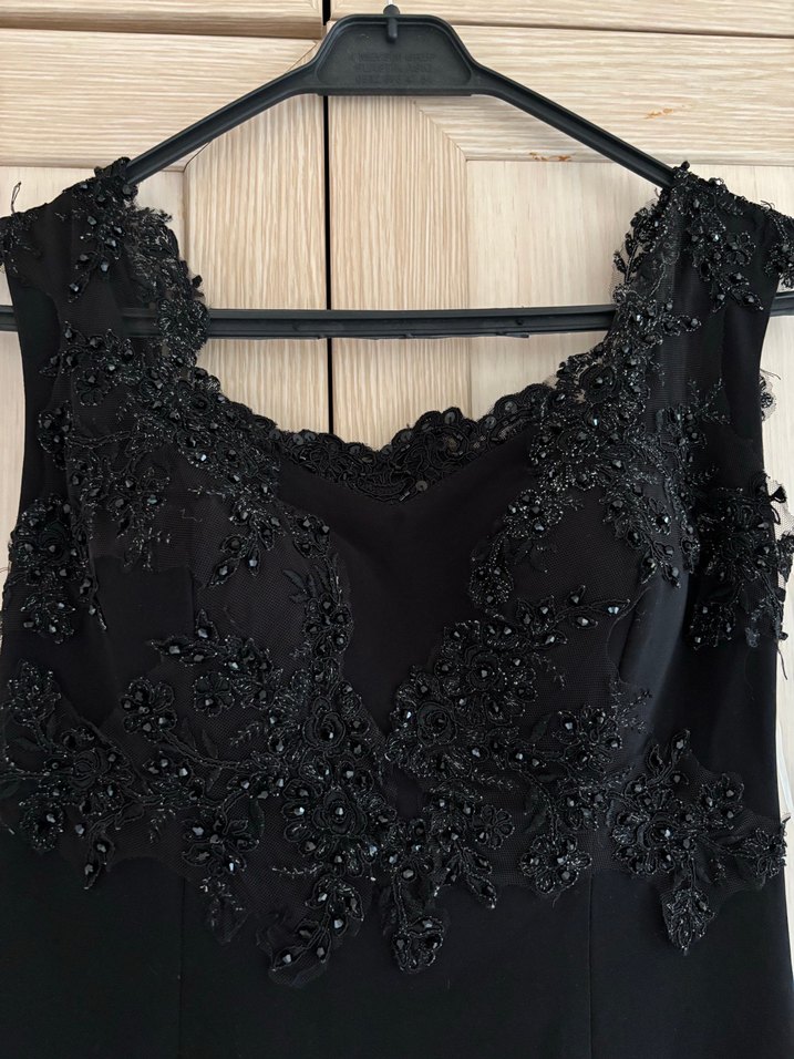 Siyah Nakışlı V Yakalı Uzun Kadın Elbise - Görsel 2