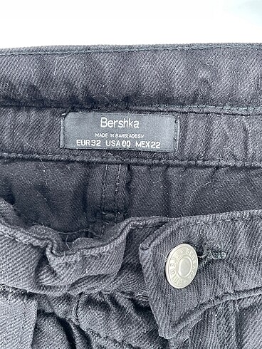 32 Beden siyah Renk Bershka Jean / Kot Şort %70 İndirimli.