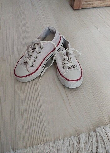 24 numara Converse 