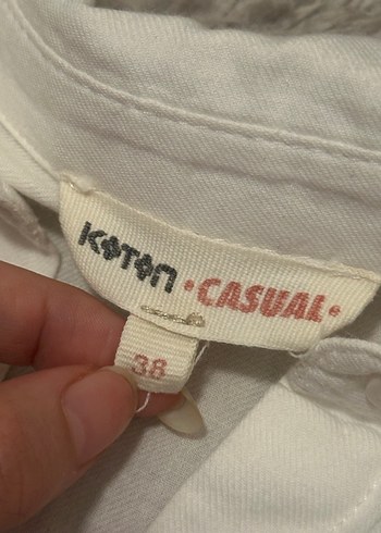 Düğmeli Beyaz Kolsuz Keten Gömlek - Görsel 3