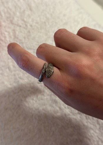 Yılan Desenli Zincir Detaylı Gri Kadın Yüzük - Görsel 2