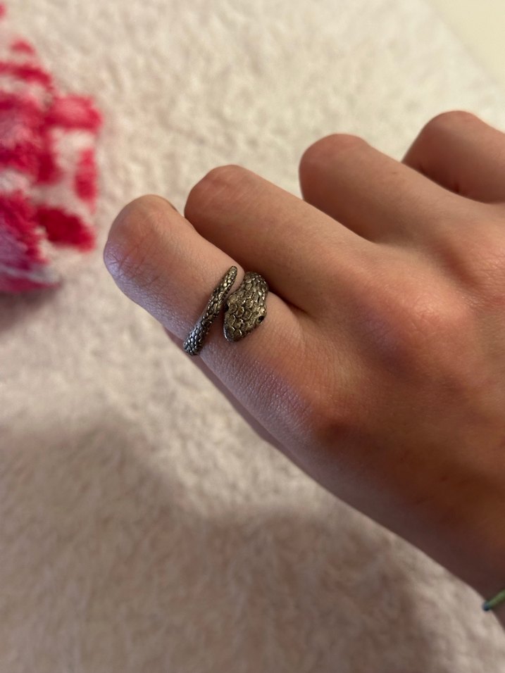Yılan Desenli Zincir Detaylı Gri Kadın Yüzük - Görsel 5