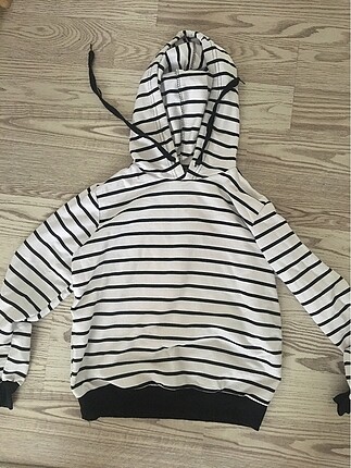 Çizgili siyah beyaz sweatshirt