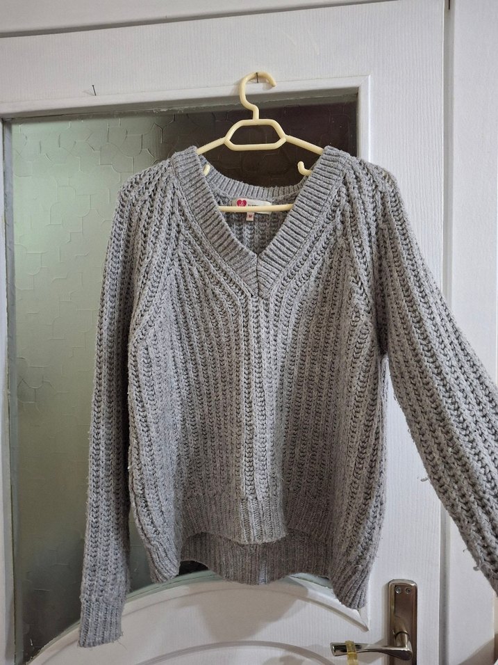 Gri V Yaka Örgü Kadın Kazak - Görsel 4