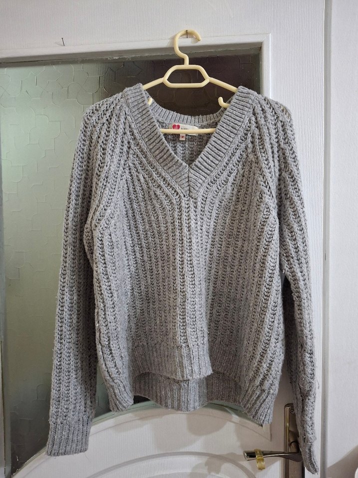 Gri V Yaka Örgü Kadın Kazak - Görsel 3