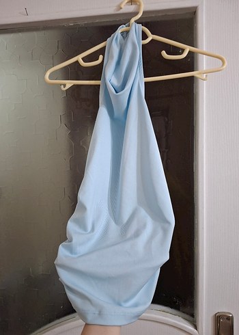 Halter Yaka Sırtı Açık Mavi Bluz - Görsel 2